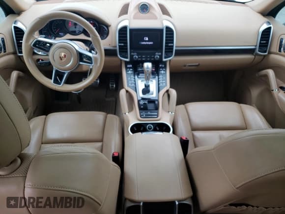 ✅ 2017 Porsche Cayenne S • VIN: WP1AB2A26HLA52025 • Lot: 68247605. Wystawiony na Copart z przebiegiem 88 362 mil. Bezpłatny archiwum sprzedaży aukcyjnych z USA i szczegółowy raport historii pojazdu na DreamBid. Zdjęcie 8.