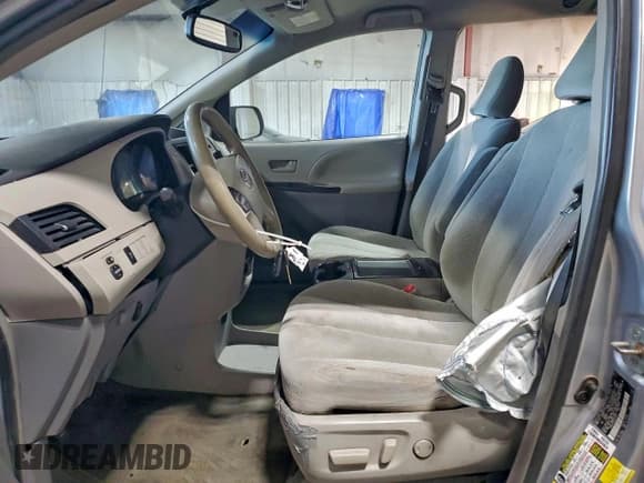 ✅ 2014 Toyota Sienna LE • VIN: 5TDKK3DC5ES476371 • Lot: 94230505. Listed on Copart with 217,306 mi. Free auction sales archive from the USA and detailed vehicle history report at DreamBid. Image 7.