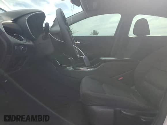 2017 Chevrolet Malibu LS z VIN 1G1ZB5ST4HF210950, wystawiony jako Copart lot #85709535 z przebiegiem 260 671 mil mil oraz Szkoda całkowita • Salvage title. Historia ofert i sprzedaży dostępna na DreamBid. Obrazek 7.