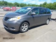 ✅ 2011 Toyota Sienna LE AAS • VIN: 5TDKK3DC5BS168130 • Лот: 42766976. Опубликован ранее на IAAI с пробегом 213 304 миль. Бесплатный доступ к архиву аукционных продаж из США и подробный отчёт об истории автомобиля на DreamBid. Изображение 2.