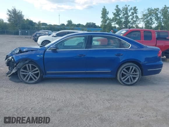 ✅ 2017 Volkswagen Passat R-Line • VIN: 1VWDT7A39HC033595 • Lot: 43106667. Wystawiony na IAAI z przebiegiem 130 845 mil. Bezpłatny archiwum sprzedaży aukcyjnych z USA i szczegółowy raport historii pojazdu na DreamBid. Zdjęcie 15.
