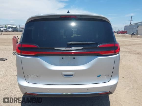 ✅ 2023 Chrysler Pacifica Hybrid Touring L • VIN: 2C4RC1L77PR618204 • Lot: 42736280. Wystawiony na IAAI z przebiegiem 74 611 mil. Bezpłatny archiwum sprzedaży aukcyjnych z USA i szczegółowy raport historii pojazdu na DreamBid. Zdjęcie 16.