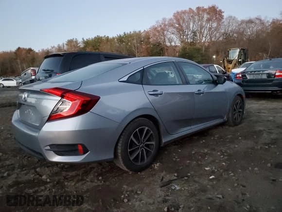 ✅ 2018 Honda Civic LX • VIN: 2HGFC2F5XJH598063 • Лот: 92181965. Опубликован ранее на Copart с пробегом 122 959 миль. Бесплатный доступ к архиву аукционных продаж из США и подробный отчёт об истории автомобиля на DreamBid. Изображение 3.