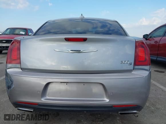 ✅ 2018 Chrysler 300 S • VIN: 2C3CCABG2JH261877 • Lot: 43372244. Listed on IAAI with 70,104 mi. Free auction sales archive from the USA and detailed vehicle history report at DreamBid. Image 16.