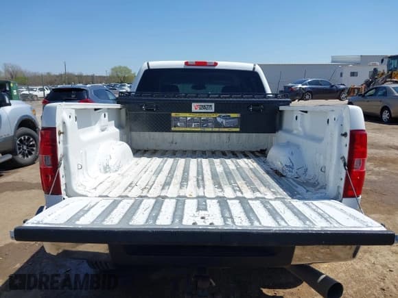 ✅ 2008 Chevrolet Silverado 2500HD 1LT • VIN: 1GCHC23618F132280 • Lot: 41981675. Wystawiony na IAAI z przebiegiem 164 487 mil. Bezpłatny archiwum sprzedaży aukcyjnych z USA i szczegółowy raport historii pojazdu na DreamBid. Zdjęcie 17.