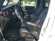 ✅ 2023 Jeep Wrangler Rubicon • VIN: 1C4HJXFN2PW639838 • Lot: 65577515. Wystawiony na Copart z przebiegiem 26 203 mil. Bezpłatny archiwum sprzedaży aukcyjnych z USA i szczegółowy raport historii pojazdu na DreamBid. Zdjęcie 7.