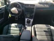 ✅ 2019 Volkswagen Golf R • VIN: WVWWA7AU3KW159967 • Lot: 48267074. Wystawiony na Copart z przebiegiem 52 406 mil. Bezpłatny archiwum sprzedaży aukcyjnych z USA i szczegółowy raport historii pojazdu na DreamBid. Zdjęcie 8.