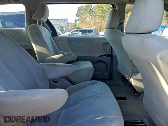 ✅ 2011 Toyota Sienna • VIN: 5TDZK3DC8BS012226 • Лот: 93187155. Опубликован ранее на Copart с пробегом 168 659 миль. Бесплатный доступ к архиву аукционных продаж из США и подробный отчёт об истории автомобиля на DreamBid. Изображение 11.