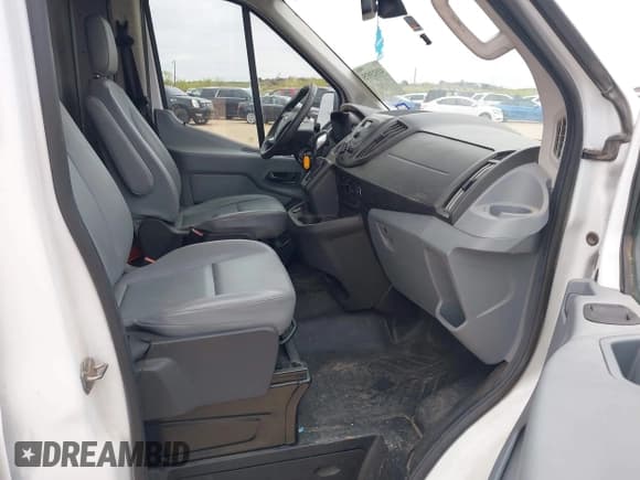 ✅ 2018 Ford Transit • VIN: 1FTYR2XM6JKA74123 • Lot: 41923975. Wystawiony na IAAI z przebiegiem 372 801 mil. Bezpłatny archiwum sprzedaży aukcyjnych z USA i szczegółowy raport historii pojazdu na DreamBid. Zdjęcie 5.