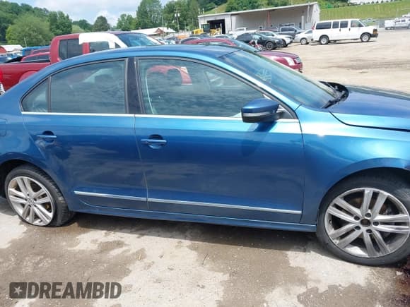 ✅ 2017 Volkswagen Jetta SEL • VIN: 3VWL17AJXHM304792 • Lot: 42688617. Wystawiony na IAAI z przebiegiem 98 916 mil. Bezpłatny archiwum sprzedaży aukcyjnych z USA i szczegółowy raport historii pojazdu na DreamBid. Zdjęcie 12.