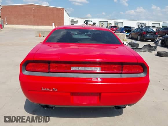 2014 Dodge Challenger SXT z VIN 2C3CDYAG5EH294823, wystawiony jako IAAI lot #43238375 z przebiegiem 153 229 mil mil oraz . Historia ofert i sprzedaży dostępna na DreamBid. Obrazek 16.