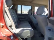 ✅ 2007 Jeep Commander Sport • VIN: 1J8HH48KX7C636984 • Lot: 43144386. Wystawiony na IAAI z przebiegiem 209 903 mil. Bezpłatny archiwum sprzedaży aukcyjnych z USA i szczegółowy raport historii pojazdu na DreamBid. Zdjęcie 8.