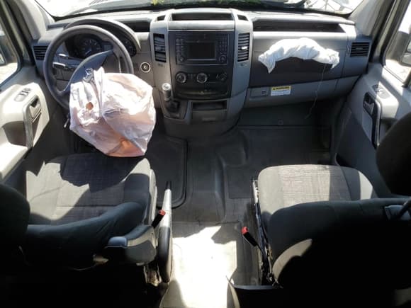 ✅ 2016 Mercedes-Benz Sprinter Cargo • VIN: WD3PE7DD8GP265976 • Lot: 56429865. Wystawiony na Copart z przebiegiem Nie podano. Bezpłatny archiwum sprzedaży aukcyjnych z USA i szczegółowy raport historii pojazdu na DreamBid. Zdjęcie 8.