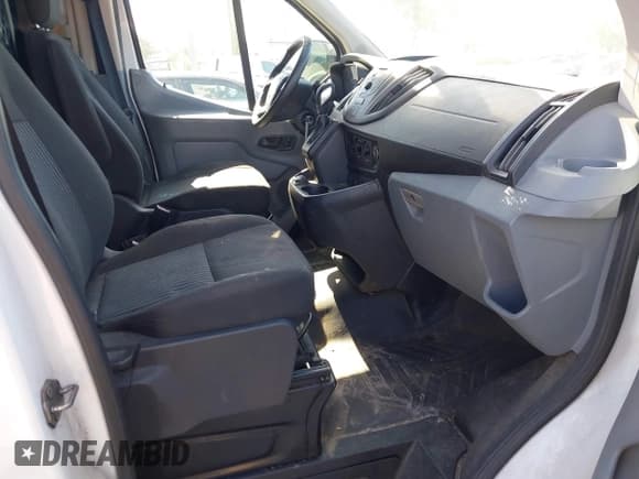 ✅ 2018 Ford Transit • VIN: 1FTYR1YM1JKA89833 • Lot: 41833114. Listed on IAAI with 201,883 mi. Free auction sales archive from the USA and detailed vehicle history report at DreamBid. Image 5.