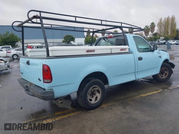 ✅ 2002 Ford F-150 XL • VIN: 1FTRF17W52KA32102 • Lot: 43752125. Wystawiony na IAAI z przebiegiem 303 926 mil. Bezpłatny archiwum sprzedaży aukcyjnych z USA i szczegółowy raport historii pojazdu na DreamBid. Zdjęcie 4.