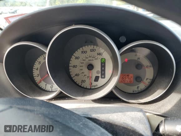 ✅ 2007 Mazda 3 i Touring • VIN: JM1BK32G971703275 • Лот: 84647815. Опубликован ранее на Copart с пробегом 128 416 миль. Бесплатный доступ к архиву аукционных продаж из США и подробный отчёт об истории автомобиля на DreamBid. Изображение 9.