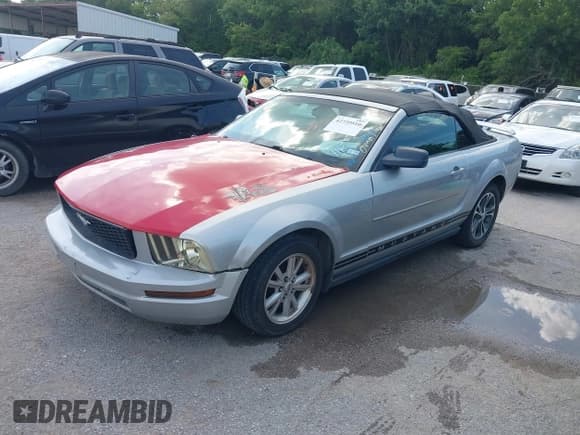 ✅ 2006 Ford Mustang Standard • VIN: 1ZVFT84N865179869 • Lot: 42739510. Wystawiony na IAAI z przebiegiem 200 205 mil. Bezpłatny archiwum sprzedaży aukcyjnych z USA i szczegółowy raport historii pojazdu na DreamBid. Zdjęcie 2.