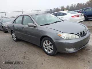 ✅ 2005 Toyota Camry LE • VIN: 4T1BE30K45U607141 • Lot: 43747746. Wystawiony na IAAI z przebiegiem 179 529 mil. Bezpłatny archiwum sprzedaży aukcyjnych z USA i szczegółowy raport historii pojazdu na DreamBid. Zdjęcie 1.