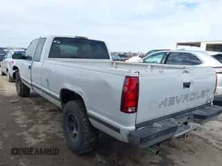 1998 Chevrolet Silverado 2500 z VIN 1GCGC29R2WE243341, wystawiony jako IAAI lot #41469762 z przebiegiem 307 197 mil mil oraz . Historia ofert i sprzedaży dostępna na DreamBid. Obrazek 3.