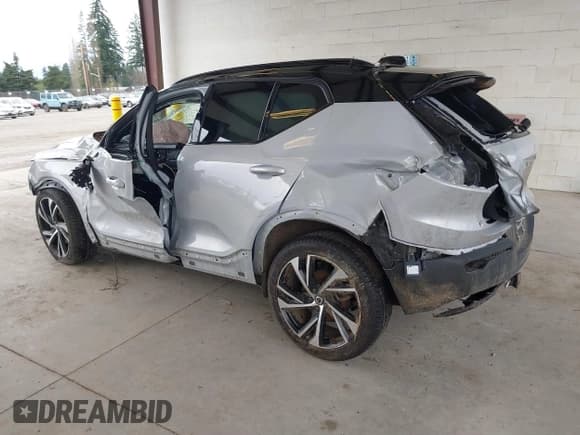 ✅ 2022 Volvo XC40 R-Design • VIN: YV4162UM4N2722947 • Lot: 41906690. Listed on IAAI with 43,077 mi. Free auction sales archive from the USA and detailed vehicle history report at DreamBid. Image 3.