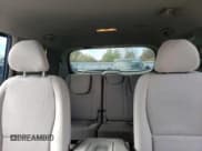 ✅ 2020 Kia Sedona LX • VIN: KNDMB5C19L6644062 • Lot: 90030615. Wystawiony na Copart z przebiegiem 99 041 mil. Bezpłatny archiwum sprzedaży aukcyjnych z USA i szczegółowy raport historii pojazdu na DreamBid. Zdjęcie 10.