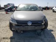 ✅ 2013 Volkswagen Jetta Hybrid SE • VIN: 3VW637AJ9DM295505 • Lot: 54445735. Wystawiony na Copart z przebiegiem 105 376 mil. Bezpłatny archiwum sprzedaży aukcyjnych z USA i szczegółowy raport historii pojazdu na DreamBid. Zdjęcie 5.