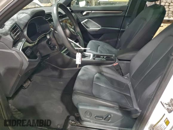 ✅ 2025 Audi Q3 S line Premium • VIN: WA1DECF3XS1021743 • Lot: 94355815. Wystawiony na Copart z przebiegiem 24 879 mil. Bezpłatny archiwum sprzedaży aukcyjnych z USA i szczegółowy raport historii pojazdu na DreamBid. Zdjęcie 7.