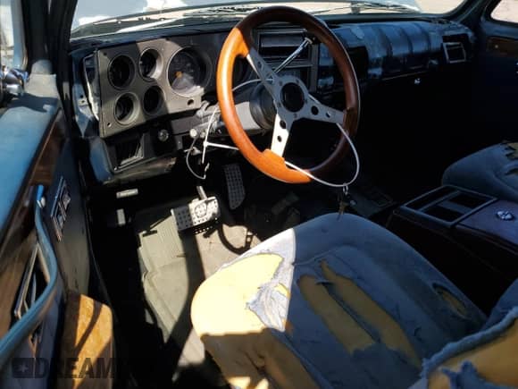 1987 Chevrolet Blazer z VIN 1GNEV18K7HF180306, wystawiony jako Copart lot #80914465 z przebiegiem 455 897 mil mil oraz Nie do naprawy • Non repairable. Historia ofert i sprzedaży dostępna na DreamBid. Obrazek 8.