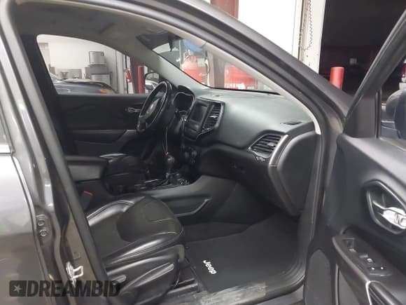 ✅ 2019 Jeep Cherokee Latitude Plus • VIN: 1C4PJMLB0KD254058 • Lot: 43722511. Wystawiony na IAAI z przebiegiem 129 093 mil. Bezpłatny archiwum sprzedaży aukcyjnych z USA i szczegółowy raport historii pojazdu na DreamBid. Zdjęcie 5.