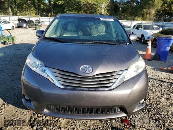 ✅ 2011 Toyota Sienna XLE AAS • VIN: 5TDYK3DCXBS139023 • Lot: 86787145. Listed on Copart with 219,650 mi. Free auction sales archive from the USA and detailed vehicle history report at DreamBid. Image 5.