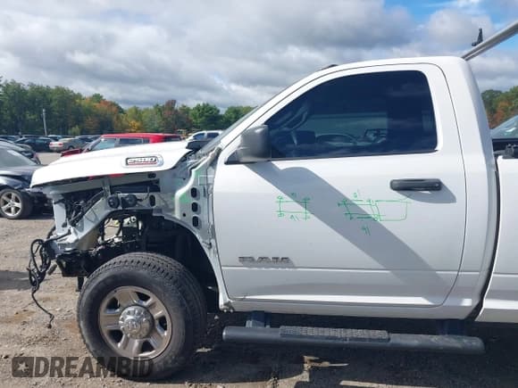 ✅ 2022 Ram 2500 Tradesman • VIN: 3C6MR5AJ3NG139397 • Lot: 43267574. Wystawiony na IAAI z przebiegiem 36 655 mil. Bezpłatny archiwum sprzedaży aukcyjnych z USA i szczegółowy raport historii pojazdu na DreamBid. Zdjęcie 18.