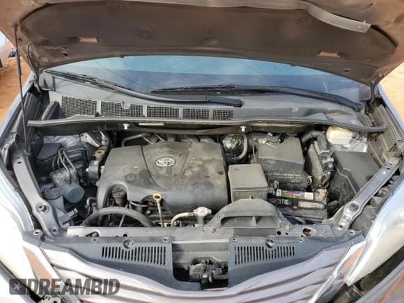 ✅ 2017 Toyota Sienna LE • VIN: 5TDKZ3DC8HS885254 • Lot: 92038915. Wystawiony na Copart z przebiegiem 101 337 mil. Bezpłatny archiwum sprzedaży aukcyjnych z USA i szczegółowy raport historii pojazdu na DreamBid. Zdjęcie 12.