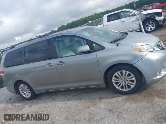 ✅ 2013 Toyota Sienna XLE AAS • VIN: 5TDYK3DC1DS360299 • Лот: 42696792. Опубликован ранее на IAAI с пробегом 186 676 миль. Бесплатный доступ к архиву аукционных продаж из США и подробный отчёт об истории автомобиля на DreamBid. Изображение 13.