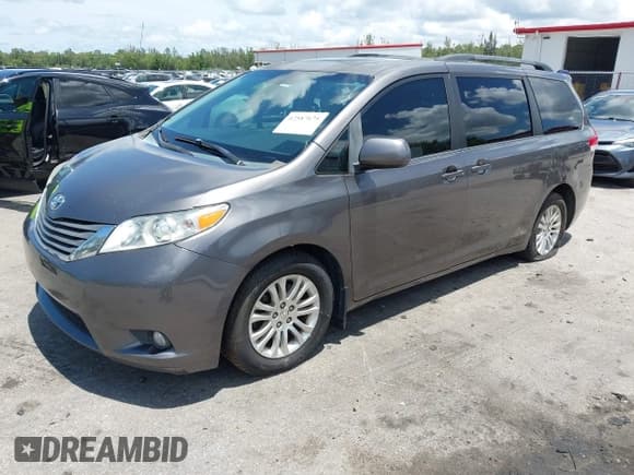 ✅ 2011 Toyota Sienna XLE AAS • VIN: 5TDYK3DC5BS045504 • Lot: 42587675. Listed on IAAI with 368,052 mi. Free auction sales archive from the USA and detailed vehicle history report at DreamBid. Image 17.