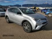 ✅ 2018 Toyota RAV4 LE • VIN: 2T3BFREV4JW793381 • Лот: 92096405. Опубликован ранее на Copart с пробегом 46 762 миль. Бесплатный доступ к архиву аукционных продаж из США и подробный отчёт об истории автомобиля на DreamBid. Изображение 4.