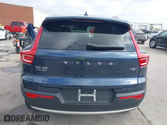 ✅ 2022 Volvo XC40 Inscription • VIN: YV4162UL4N2697409 • Лот: 43710282. Опубликован ранее на IAAI с пробегом 11 350 миль. Бесплатный доступ к архиву аукционных продаж из США и подробный отчёт об истории автомобиля на DreamBid. Изображение 17.