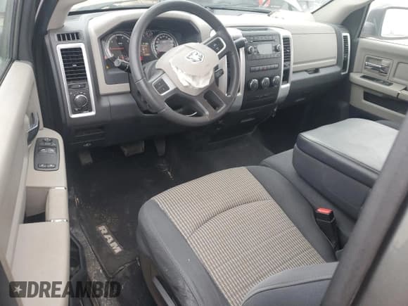 ✅ 2010 Dodge 1500 ST • VIN: 3D7JB1EP5AG104772 • Lot: 84306824. Wystawiony na Copart z przebiegiem 96 708 mil. Bezpłatny archiwum sprzedaży aukcyjnych z USA i szczegółowy raport historii pojazdu na DreamBid. Zdjęcie 8.