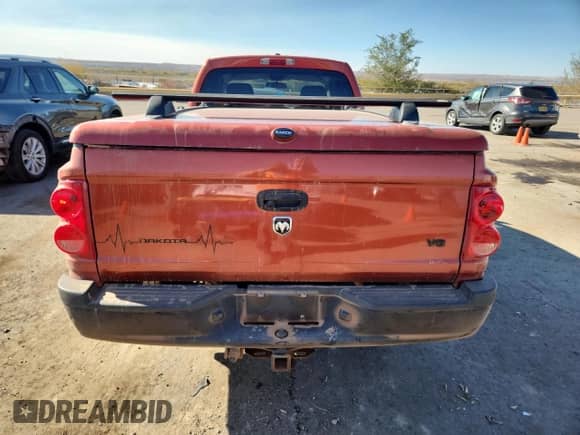 2008 Dodge Dakota TRX z VIN 1D7HW72NX8S523230, wystawiony jako Copart lot #91034925 z przebiegiem 117 750 mil mil oraz Czysty tytuł • Clean title. Historia ofert i sprzedaży dostępna na DreamBid. Obrazek 6.