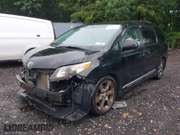 ✅ 2012 Toyota Sienna SE • VIN: 5TDXK3DCXCS179776 • Lot: 42586784. Listed on IAAI with 165,919 mi. Free auction sales archive from the USA and detailed vehicle history report at DreamBid. Image 2.