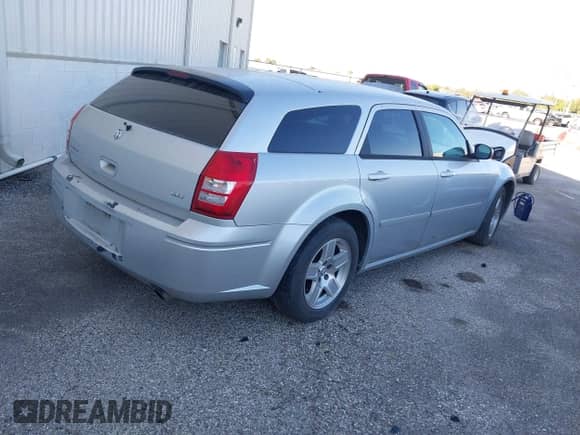 2005 Dodge Magnum SE с VIN 2D4FV48V35H695955, выставлен на аукционе IAAI как лот 41471555 с пробегом 191 643 миль миль и . История ставок и продаж доступна на DreamBid. Изображение 4.