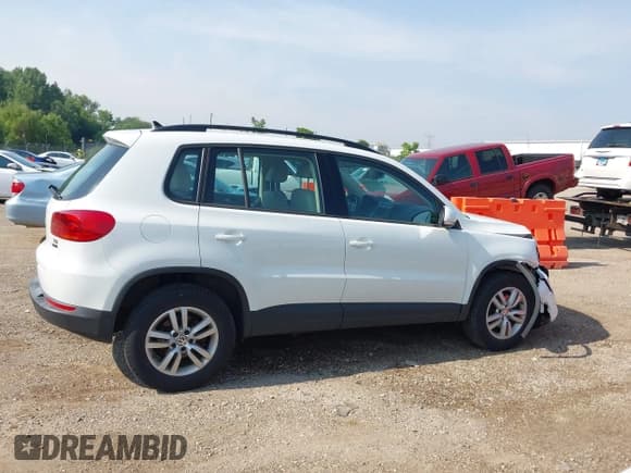 ✅ 2017 Volkswagen Tiguan S • VIN: WVGBV7AX3HK001654 • Lot: 42789660. Listed on IAAI with 74,307 mi. Free auction sales archive from the USA and detailed vehicle history report at DreamBid. Image 13.