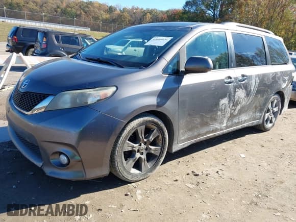 ✅ 2014 Toyota Sienna SE • VIN: 5TDXK3DC3ES460529 • Lot: 43608936. Wystawiony na IAAI z przebiegiem 330 942 mil. Bezpłatny archiwum sprzedaży aukcyjnych z USA i szczegółowy raport historii pojazdu na DreamBid. Zdjęcie 17.