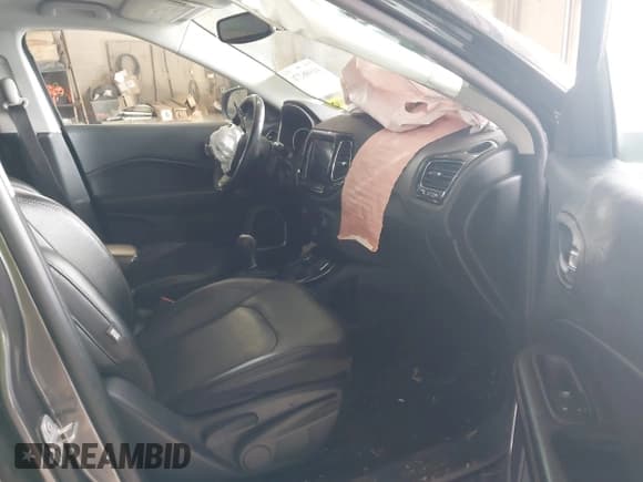 ✅ 2019 Jeep Compass Limited • VIN: 3C4NJDCB1KT787554 • Lot: 41908270. Wystawiony na IAAI z przebiegiem 89 641 mil. Bezpłatny archiwum sprzedaży aukcyjnych z USA i szczegółowy raport historii pojazdu na DreamBid. Zdjęcie 5.