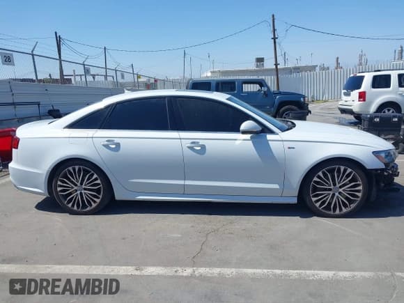 ✅ 2016 Audi A6 Premium Plus • VIN: WAUDFAFC8GN010776 • Lot: 42489470. Wystawiony na IAAI z przebiegiem 121 348 mil. Bezpłatny archiwum sprzedaży aukcyjnych z USA i szczegółowy raport historii pojazdu na DreamBid. Zdjęcie 14.