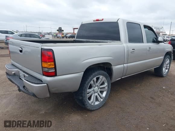 ✅ 2006 GMC Sierra Denali • VIN: 2GTEK63N061343463 • Lot: 41565645. Wystawiony na IAAI z przebiegiem Nie podano. Bezpłatny archiwum sprzedaży aukcyjnych z USA i szczegółowy raport historii pojazdu na DreamBid. Zdjęcie 4.