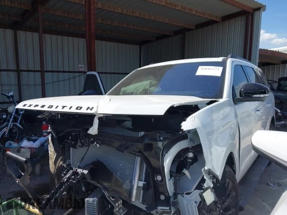 ✅ 2025 Ford Expedition Platinum • VIN: 1FMJU1M87SEA30788 • Lot: 42845273. Wystawiony na IAAI z przebiegiem 1 185 mil. Bezpłatny archiwum sprzedaży aukcyjnych z USA i szczegółowy raport historii pojazdu na DreamBid. Zdjęcie 2.