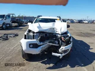 ✅ 2019 Toyota Tacoma SR • VIN: 3TMCZ5AN7KM271437 • Lot: 43476160. Wystawiony na IAAI z przebiegiem 60 568 mil. Bezpłatny archiwum sprzedaży aukcyjnych z USA i szczegółowy raport historii pojazdu na DreamBid. Zdjęcie 6.