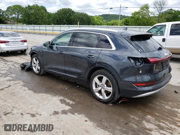 ✅ 2019 Audi e-tron Premium Plus • VIN: WA1LAAGE7KB024699 • Lot: 53759883. Wystawiony na Copart z przebiegiem 19 340 mil. Bezpłatny archiwum sprzedaży aukcyjnych z USA i szczegółowy raport historii pojazdu na DreamBid. Zdjęcie 2.