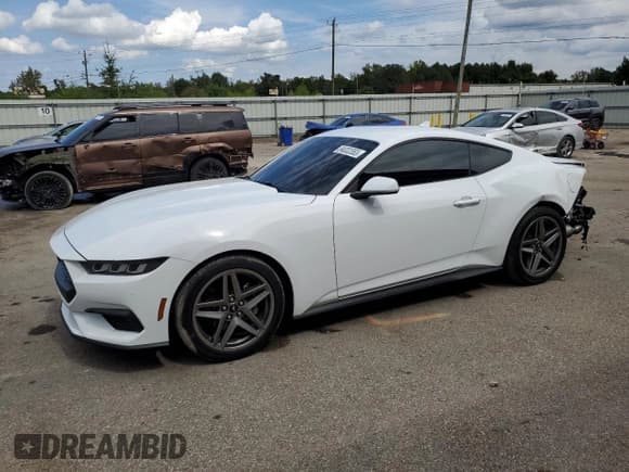 ✅ 2024 Ford Mustang EcoBoost • VIN: 1FA6P8THXR5134560 • Lot: 84000555. Wystawiony na Copart z przebiegiem 20 258 mil. Bezpłatny archiwum sprzedaży aukcyjnych z USA i szczegółowy raport historii pojazdu na DreamBid. Zdjęcie 1.