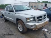 ✅ 2010 Dodge Dakota Bighorn/Lonestar • VIN: 1D7CW3GK4AS140049 • Lot: 42231805. Wystawiony na IAAI z przebiegiem 149 489 mil. Bezpłatny archiwum sprzedaży aukcyjnych z USA i szczegółowy raport historii pojazdu na DreamBid. Zdjęcie 1.